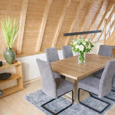 Komfortabeles-finnhuetten-ferienhaus-im-fischerdorf-freest *